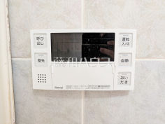給湯器リモコン 【ライオンズヒルズ調布つつじヶ丘・弐番館】自動お湯張りや追いだき機能など、充実したバスタイムをサポートする設備が整っています。温度調節もボタンひとつで簡単です。 給湯器リモコン 【ライオンズヒルズ調布つつじヶ丘・弐番館】自動お湯張りや追いだき機能など、充実したバスタイムをサポートする設備が整っています。温度調節もボタンひとつで簡単です。