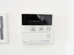 給湯器リモコン 【ライオンズヒルズ調布つつじヶ丘・弐番館】自動お湯張りや追いだき機能など、充実したバスタイムをサポートする設備が整っています。温度調節もボタンひとつで簡単です。 給湯器リモコン 【ライオンズヒルズ調布つつじヶ丘・弐番館】自動お湯張りや追いだき機能など、充実したバスタイムをサポートする設備が整っています。温度調節もボタンひとつで簡単です。