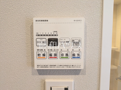 浴室換気乾燥機 【グレイスコート東府中】換気機能によってバスルーム内のカビの発生を抑制できます。夜間や雨天時の洗濯物の乾燥に便利な乾燥機能も装備。 浴室換気乾燥機 【グレイスコート東府中】換気機能によってバスルーム内のカビの発生を抑制できます。夜間や雨天時の洗濯物の乾燥に便利な乾燥機能も装備。
