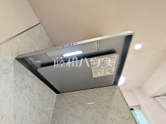 レンジフード　【西東京市富士町2丁目　ユアコート東伏見弐番館】お手入れのしやすいレンジフードは見た目もスッキリしていて、料理時の油煙やニオイを効率的に外に出せます。