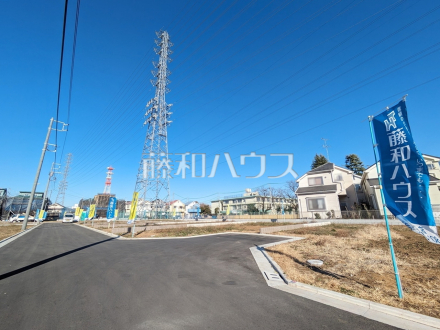 接道状況および現場風景　【小平市小川町１丁目】建築条件はございませんので、ライフスタイルに合わせた自由なマイホームづくりが可能です。／撮影日2024/01/05