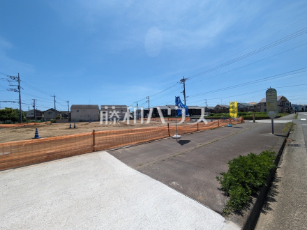 現地写真　【日野市万願寺３丁目】
バス停「日野万地区センター」が目の前にございます。
イオンモール多摩平の森まで約24分で到着します。／撮影日2024/05/10