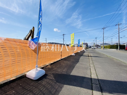 接道状況および現場風景　【日野市万願寺３丁目】
整備された街区、近隣に広がる美しい自然たち。
空間のみのこだわりだけではなく、ここに暮らす方々にとって素敵な環境や快適な暮らしを実現します。／撮影日2024/02/24