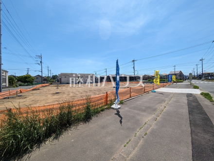現地写真　【日野市万願寺３丁目】
戸建住宅が立ち並ぶ住宅地。静かな時間の流れ。
ゆっくりと傾きを変えていく陽の光が清楚な家々を色鮮やかに演出してくれます。／撮影日2024/05/11