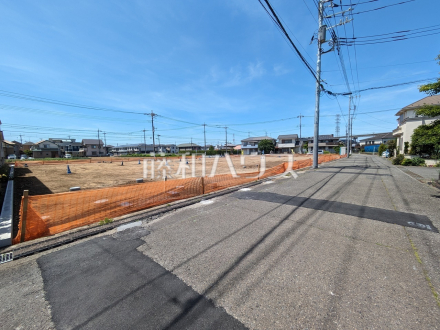 現地写真　【日野市万願寺３丁目】
家族みんなの眩い笑顔、豊かな開口がもたらすこの場所は
過ごす時を楽しむ時を紡ぐ場所、たくさんの笑顔があふれ心地よい時間が流れていくことでしょう。／撮影日2024/05/11