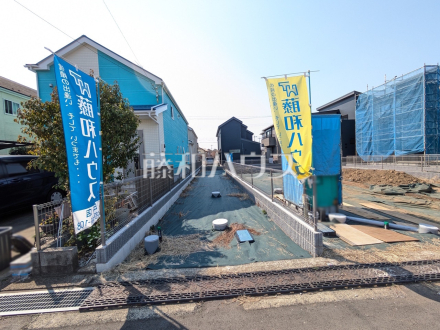 14号地　現地写真　【日野市万願寺３丁目】道路から奥まった住まいは、車や人通りも気にならずプライバシーの確保された住空間を保つことができます。　／撮影日2025/03/23