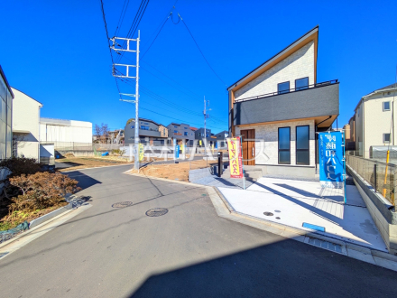 接道状況および現場風景　【昭島市緑町２丁目】見学はしたいけど、なかなか時間が取れない…そんな方に出勤前や仕事終わりにマイホームを見学できるサポートをいたします。／撮影日2025/02/10