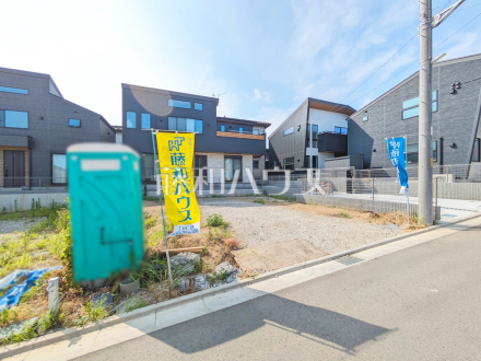 5号地　現地写真　【昭島市緑町２丁目】視界いっぱいに広がる青空から、陽光が降り注ぎます。家々をそっと飾るように添えられた植栽が光を浴び、子供たちの成長とともにご家族の幸せを願い育っていくことでしょう。／撮影日2025/07/03