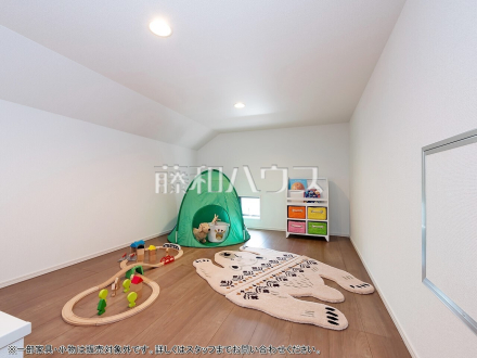 【7号棟　屋根裏】　お子様が小さな内は遊び場に、大きくなった時には収納など様々な使い方ができるものとなっています。／撮影日2024/04/26