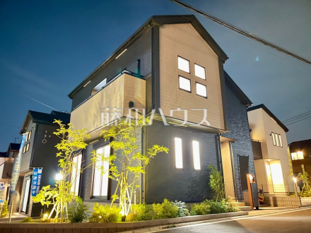 7号棟　外観　【富士見市大字水子】モノトーンを中心とした配色の現代的なデザイン。直線的ですっきりとしたスクエアなデザインが、お客様のお住まいを都会的に印象づけます。　／撮影日2024/08/04
