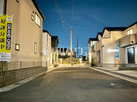 接道状況および現場風景　【富士見市大字水子】前面道路は幅が南側６ｍ東側６ｍとゆとりのある道路幅。車の運転も安心です。／撮影日2024/08/04