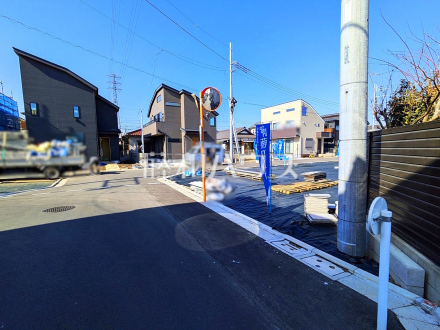 接道状況および現場風景　【三鷹市上連雀６丁目】思わず深呼吸したくなる大きな空、色彩豊かな木々。この街が育んだ豊かな情景を楽しみ過ごす時が心地よいものとなるでしょう。／撮影日2025/02/01