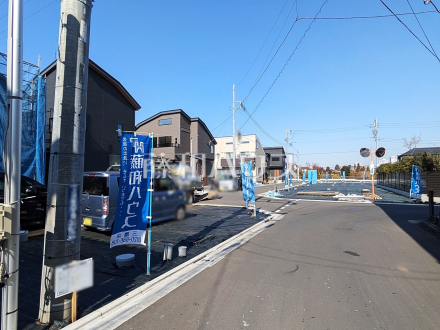 接道状況および現場風景　【三鷹市上連雀６丁目】整備された街区、近隣に広がる美しい自然たち。空間のみのこだわりだけではなく、ここに暮らす方々にとって素敵な環境や快適な暮らしを実現します。／撮影日2025/02/01