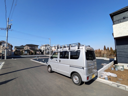 接道状況および現場風景　【三鷹市上連雀６丁目】充実した新たな生活を、「あったらいいな」がある、この地から始めてみませんか？鮮やかな青空と暮らすこの土地で・・・。／撮影日2025/02/01