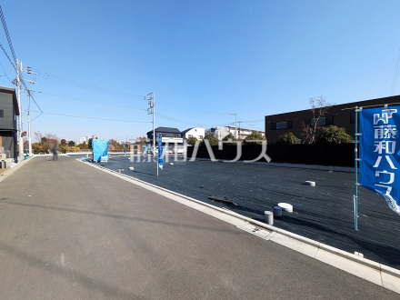 接道状況および現場風景　【三鷹市上連雀６丁目】きれいに整備された敷地。これから夢の新邸がここに建ちます。／撮影日2025/02/01