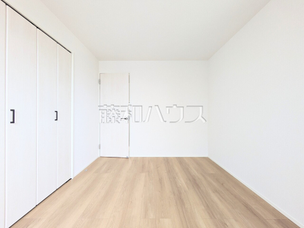 木目が美しいウッディなフローリングの居室は、穏やかで心安らぐ空間となるでしょう。／撮影日2024/04/04