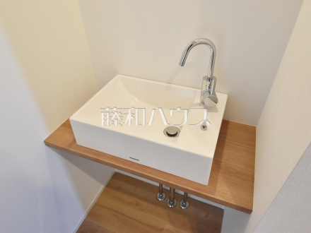 1号棟　手洗い場　【東村山市廻田町２丁目】　玄関スペースに手洗い器を設けました。ウイルスを室内に持ち込ませないために「おうちに帰ったらまず手洗い」を家族みんなのルーティンにしたいですね。／撮影日2024/09/12