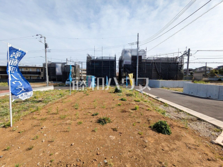 接道状況および現場風景　【清瀬市野塩１丁目】 見学はしたいけど、なかなか時間が取れない・・・そんな方に出勤前や仕事終わりにマイホームを見学できるサポートをいたします。 ／撮影日2025/05/01