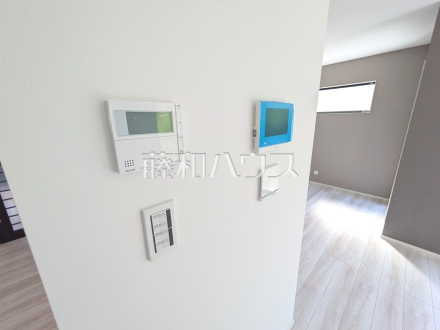 2号棟　TVモニター付きインターホン・給湯スイッチ　【立川市柴崎町５丁目】　TVモニター付きインターホンのため訪問者がひと目で分かります
追焚き機能付きなので、生活時間の違う家族に便利です。 ／撮影日2024/09/26