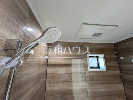 2号棟　浴室　【立川市柴崎町５丁目】雨の日の強い味方！浴室換気乾燥機付きユニットバスで洗濯物が乾かせます。／撮影日2024/09/26