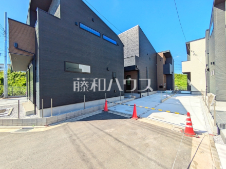 2号棟　外観　【立川市柴崎町５丁目】道路から奥まった住まいは、車や人通りも気にならずプライバシーの確保された住空間を保つことができます。／撮影日2024/09/26