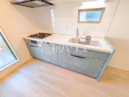  キッチンには窓があり換気しやすいですね 【新座市北野２丁目】／撮影日2024/12/06