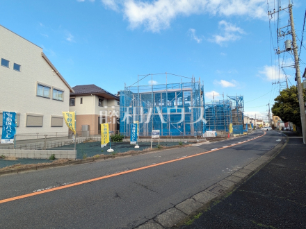 接道状況および現場風景　【日野市大字日野】
南西側が開けているため、お日様の日差しもサンサンと降り注ぎます。　／撮影日2026/05/01