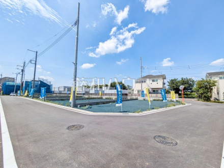 接道状況および現場風景　【日野市大字日野】 見学はしたいけど、なかなか時間が取れない・・・そんな方に出勤前や仕事終わりにマイホームを見学できるサポートをいたします。 ／撮影日2025/07/06