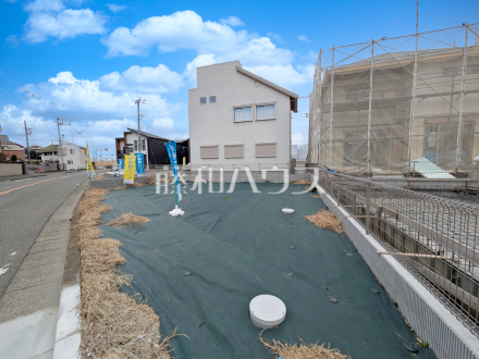 25号地　接道状況および現場風景　【日野市大字日野】
前面道路はゆとりの5m。車の出し入れも楽々です。　／撮影日2026/03/06