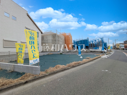 25号地　接道状況および現場風景　【日野市大字日野】
お買い物に便利な商業施設も充実のエリアです。　／撮影日2026/03/06