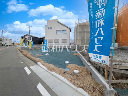 25号地　現地写真　【日野市大字日野】
利便性と、思わず深呼吸したくなる大きな空、色彩豊かな木々、この街が育んだ豊かな情景を楽しみ過ごす時がゆたかになる。　／撮影日2026/03/06