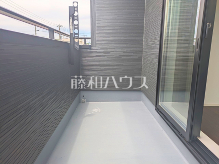 19号棟　バルコニー　【昭島市拝島町５丁目】 奥行きのあるワイドバルコニー！お洗濯物の多い日でもいっきに干せますね。　／撮影日2024/06/22