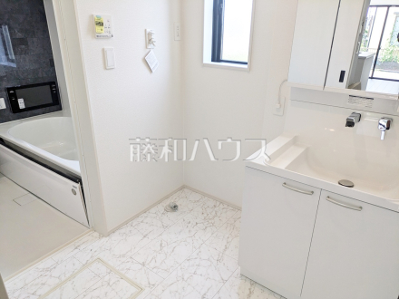 19号棟　洗面室　【昭島市拝島町５丁目】自然光を取り入れるように設計された洗面室。朝の支度時に日光を浴びることができます。／撮影日2024/07/05