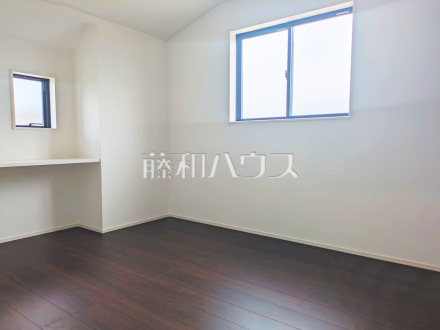 19号棟　居室　【昭島市拝島町５丁目】全居室角部屋仕様で2面採光を実現！　お天気の良い日には窓を開けて換気もできるので気持ち良いですね。　／撮影日2024/06/22
