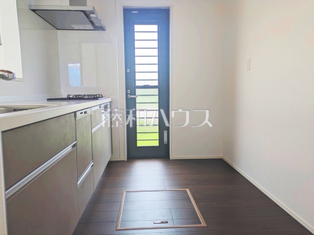19号棟　キッチン　【昭島市拝島町５丁目】明るい陽光に満たされる心地よいキッチンで、気持ちよくお料理ができます。勝手口があるので、お買い物のあとに食材等がすぐに運べて便利です。／撮影日2024/06/22