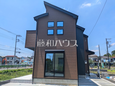 19号棟　外観　【昭島市拝島町５丁目】陰影のある外観フォルムに、良質な木々が自然の温もりを演出。ナチュラルで質の豊かな印象をもたらします。／撮影日2024/07/05