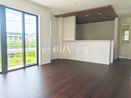 19号棟　リビング　【昭島市拝島町５丁目】対面キッチンを採用したリビングは明るく開放感を主として設計しました。一日の中で一番長く家族が集まる場所だから機能性と利便性を重視しています。／撮影日2024/06/22