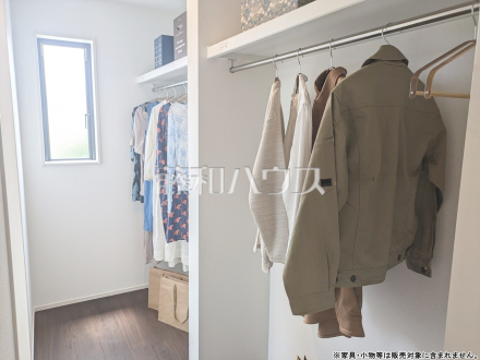 19号棟　ウォークインクローゼット　【昭島市拝島町５丁目】ウォークインクローゼットは、お洋服等がたくさん収納できて便利です。／撮影日2024/07/20