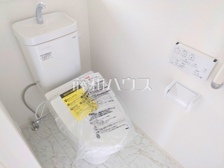 19号棟　トイレ　【昭島市拝島町５丁目】水で汚れを落とすことで紙の使用量を削減できる温水洗浄便座。感染症の予防だけでなく、トイレのつまりも予防してくれます。／撮影日2024/06/22