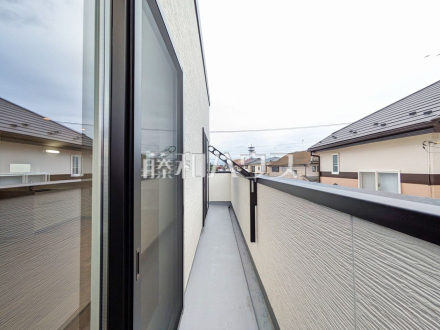 リビングから出られるバルコニーは二部屋分の長さがあり、洗濯物やシーツ類など干すのに便利な広さです。また南向きのため日差しも行き届き、洗濯物もよく乾きます。【東久留米市幸町４丁目】／撮影日2024/10/25