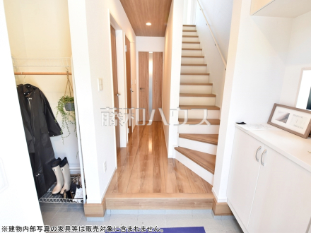 25号棟　モデル棟
自然光を取り入れ明るい空間になるよう設計された玄関です。／撮影日2024/06/24