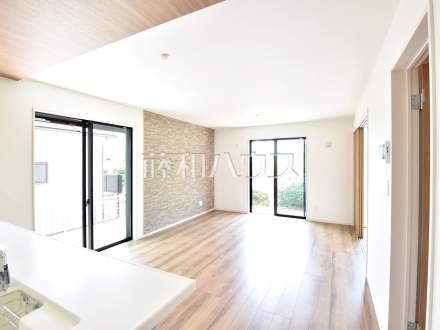 25号棟　モデル棟　【清瀬市竹丘３丁目】たくさんの窓から陽が差し込む明るく開放的なリビング／撮影日2024/06/14