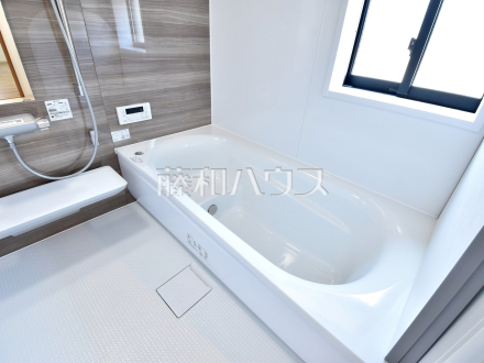 25号棟　モデル棟　【清瀬市竹丘３丁目】浴室は湿気がたまりやすいですが、窓があるだけで換気もできてカビ対策にもなるので嬉しいですね。／撮影日2024/06/14