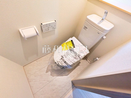 1号棟　 各階にトイレがあると、階段の上り下りをせずに済むため就寝時なども便利です。 【東久留米市中央町５丁目】／撮影日2024/11/15