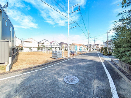 接道状況および現場風景　【日野市万願寺３丁目】南側が開けているため、お日様の日差しもサンサンと降り注ぎます／撮影日2024/11/09