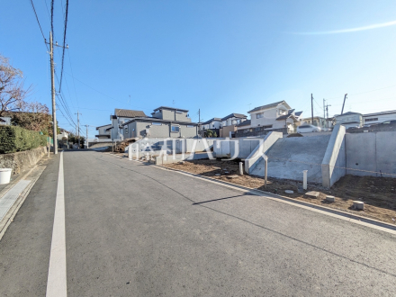 前面道路幅も約5.2mあるので、全体としての見通しがよく、すれ違いや車を出し入れする際も安心です。　【東村山市諏訪町１丁目】／撮影日2024/12/19