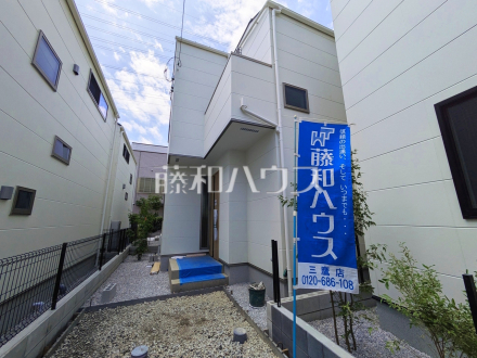 道路から奥まった住まいは、車や人通りも気にならずプライバシーの確保された住空間を保つことができます。　【三鷹市深大寺２丁目】／撮影日2025/06/01