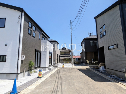 接道状況および現場風景　【富士見市大字水子】
前面道路幅が約6mあるので、全体としての見通しがよく、すれ違いや車を出し入れする際も安心です。／撮影日2024/05/04