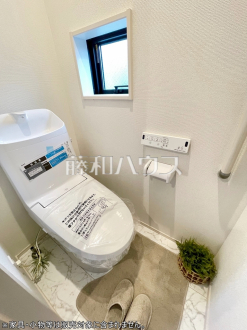 モデルハウス写真　窮屈に思われがちなトイレですが、窓があることで開放感が生まれます。　【富士見市大字水子】