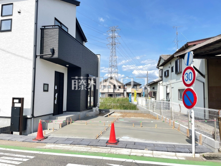 モデルハウス写真　分譲地内にお住まいの方しか通行しない道路の為、プライバシー・防犯面も安心できます。　【富士見市大字水子】／撮影日2024/06/16